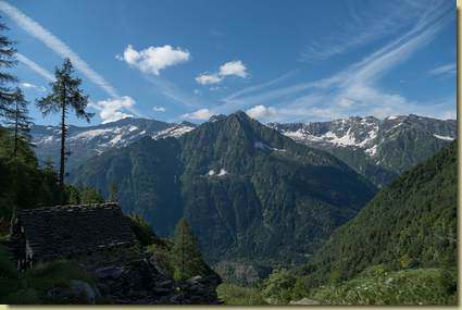 di fronte, il versante di Lavanchetto...