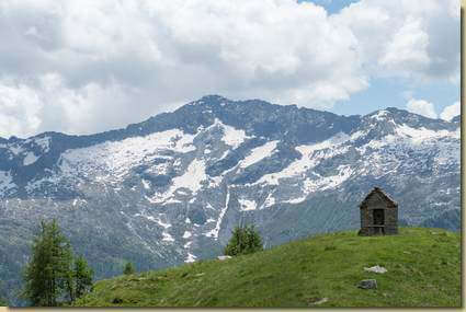 sullo sfondo, il Tignaga...