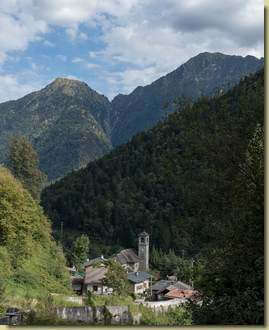 San Carlo, in alto la Cima dell'Ovac e il Corno di Scarpignano...