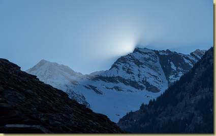 ad Antronapiana, il sole è tramontato dietro la Punta di Saas...