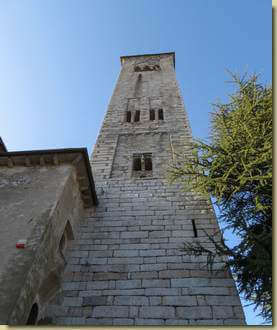 il campanile alto 60 metri costruito con blocchi di granito...
