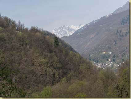il Rosa nella foschia (a sinistra, l'Alpe Aonice)...