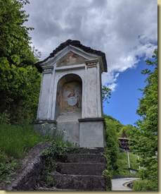 Cappella a fianco della strada per Sassello...