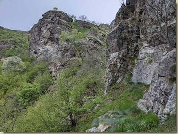 salendo a fianco della roccia...
