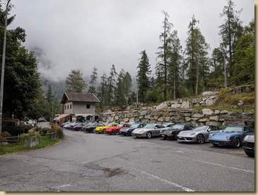 parcheggio affollato presso il Lago di Antrona...