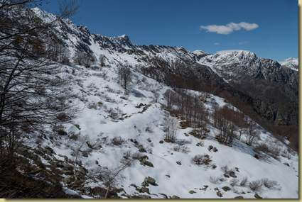 in alto, la cresta Massone - Scaravini - Crotta...