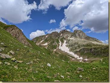 verso una selletta che permette di accedere al vallone che sale al Passo di Nefelgiù...