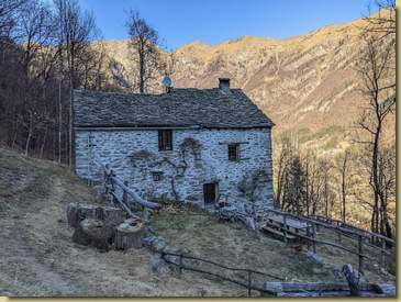 l'Alpe Scarpia lungo il sentiero che scende a Otra e Carata...