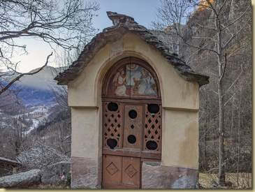 la Cappella del Selletto dal caratteristico cancelletto in legno...