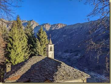 sullo sfondo a sinistra, la punta della Sajunchè...