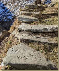 la scalinata con le incisioni...