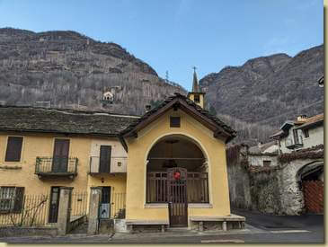 Anzola, l'Oratorio di San Rocco e sullo sfondo il Santuario della Madonna del Carmine...