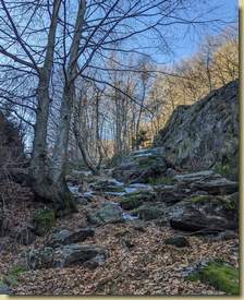 saliamo sulla destra verso la Canvascia...
