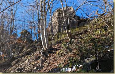 a destra della roccia il punto della crestina da raggiungere, quota 1450 m. (foto di Andrea)