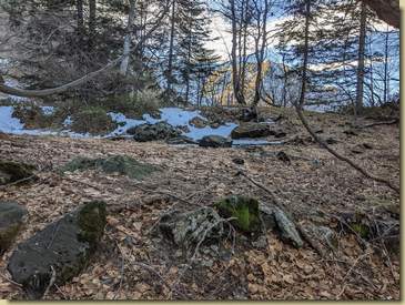 in primo piano si nota il basso muretto costruito per rendere più pianeggiante il terreno...