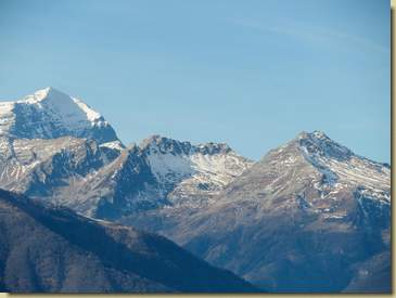 teleobiettivo, da sinistra il Monte Leone, la Costa del Dosso e il Pizzo Giezza...