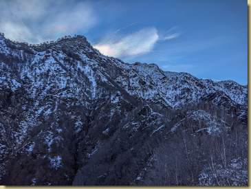 la crestina prosegue verso la Sella di Berra, in alto il Paretone...