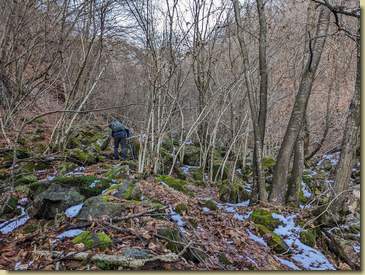 risaliamo tra i massi presso il torrente...