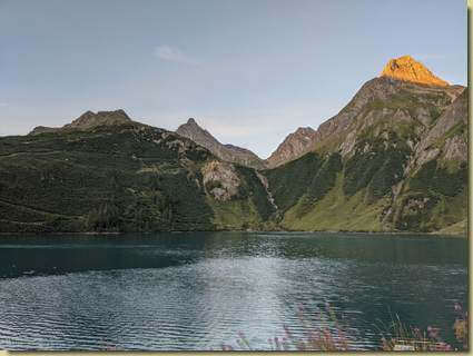 Lago di Morasco, il Corno di Ban è già al sole...