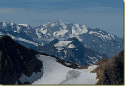 al centro l'Hillehorn, sullo sfondo i 4000 del vallese (Alphubel, Taschhorn, Dom e la cresta del Nadelgrat)