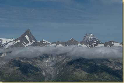 Finsteraarhorn (a sinistra), e Schreckhorn...