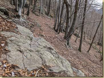 roccia scavata lungo il sentiero...