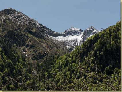 al centro, il Passo della Magna...
