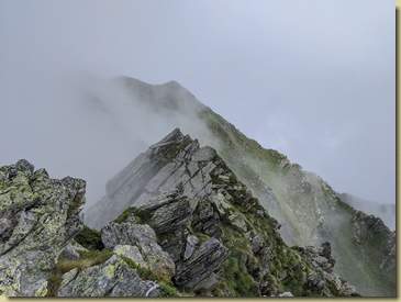 per un attimo si vede la cima, ma vista la nebbia e le difficoltà sarà per un'altra volta...