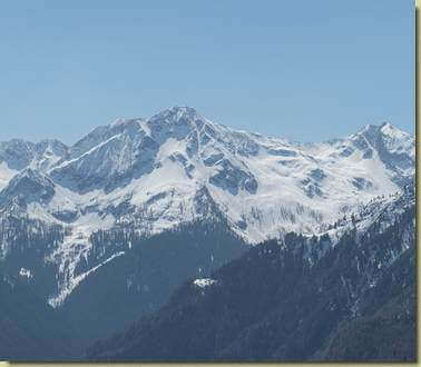 la Montagna Ronda, in basso il piccolo pianoro dell'Alpe Storna...