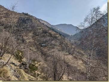 il sentiero segnalato prosegue verso l'Alpe Cevia bassa...