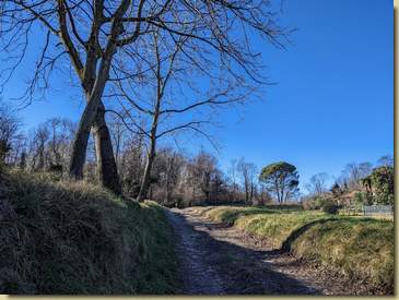 oltre il Cimitero di Leggiuno torniamo in campagna...