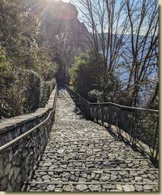 scendiamo la scalinata verso l'Eremo di Santa Caterina del Sasso...
