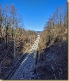 passiamo sopra la ferrovia...