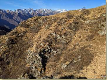 il tratto che traversa il versante erboso, in alto la dorsalina della via normale al Cerano...