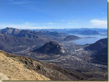 al centro il Montorfano...