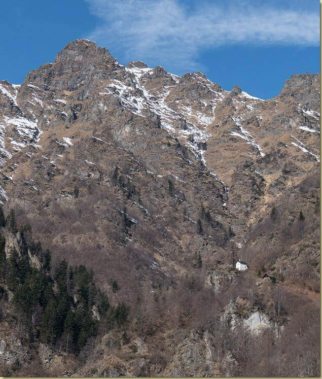 la montagna alle spalle di Cervatto...