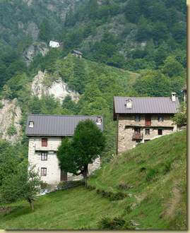 in alto la Madonna del Balmone...