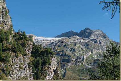 sullo sfondo, il Monte Leone...