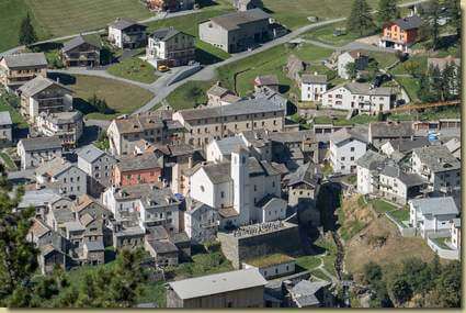 teleobiettivo sul centro di Simplon Dorf...