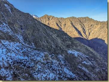 il versante traversato; sulla destra tra la neve, l'Alpe Cicognana ormai tornata all'ombra...
