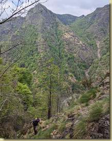 sul traverso che entra nel canalino, sullo sfondo la cima Giavinà...