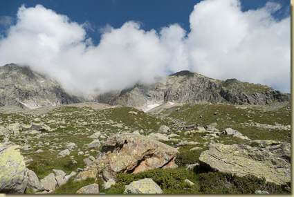 la cima dell'Andolla è già tra le nuvole...