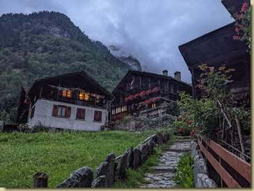 partenza da Alagna in una mattinata nuvolosa...