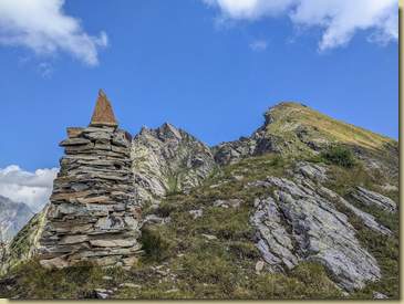 il grosso ometto sulla costa a monte del baitello...
