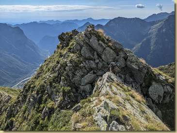 la cima posta a sud e la crestina di collegamento...