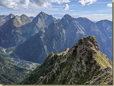 Cima il Craco, e Alagna giù in basso...