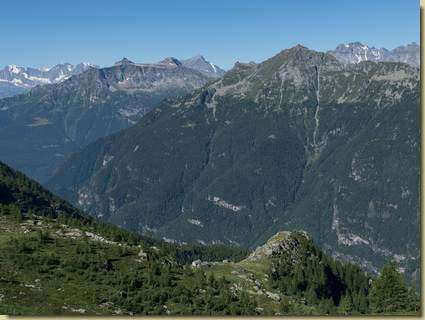 in basso, l'Alpe Groppo...