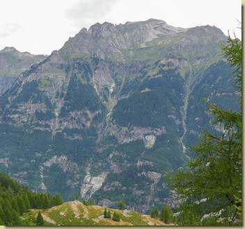 il versante risalito visto dalla Valle del Rio Cramec...
