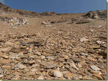 le pietraie che scendono dalla cresta est...