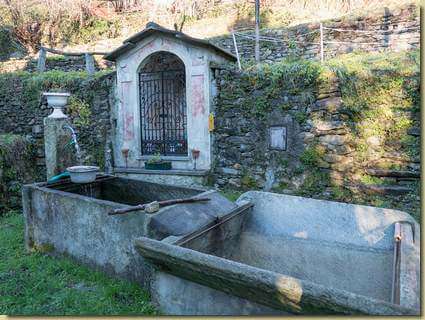 fontana, lavatoio e Cappella Zanoja a Ternaro...